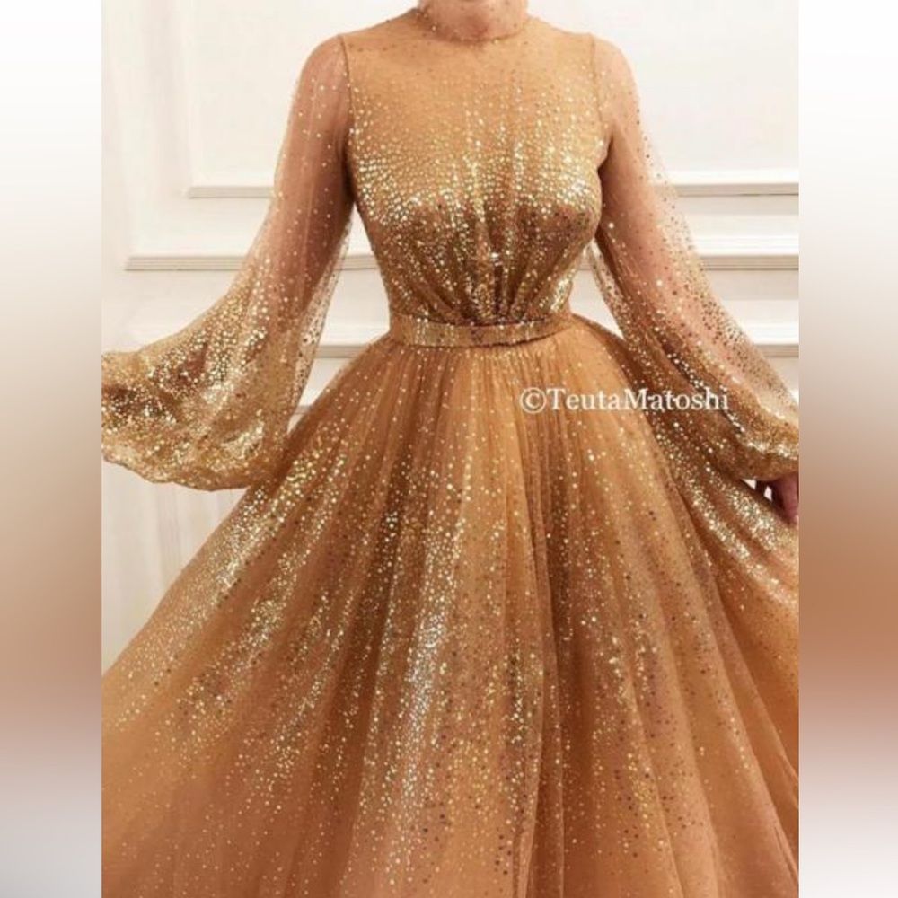 Teuta Matoshi Gold Gown/Dress
Aurous Glare size 8 worn once